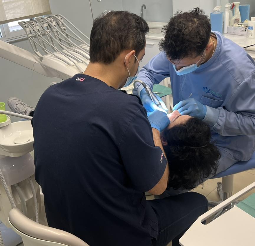 I nostri dentisti al lavoro presso Sorriso Clinica